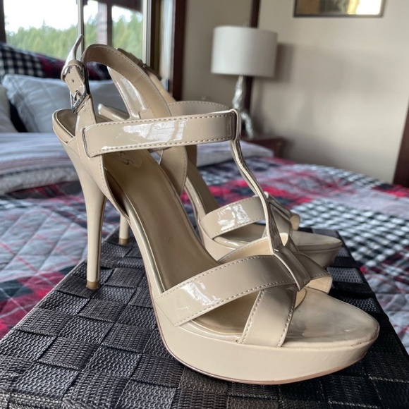 Guess Nude Patten Leather Platform Sandal Heels - Picture 4 of 5
